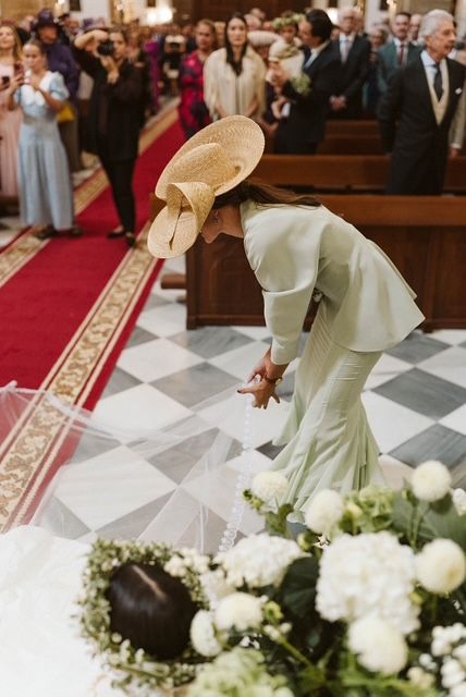 Look de invitada de boda de dos piezas con tocado