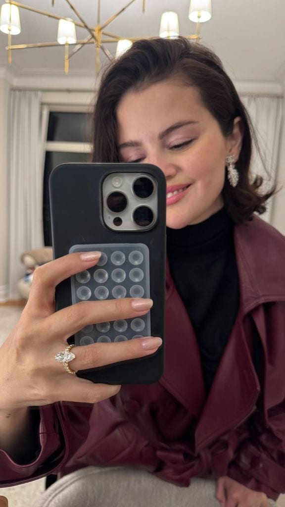 Selena Gomez presumió su anillo de compromiso.