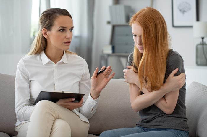 mujer en la consulta del psicólogo