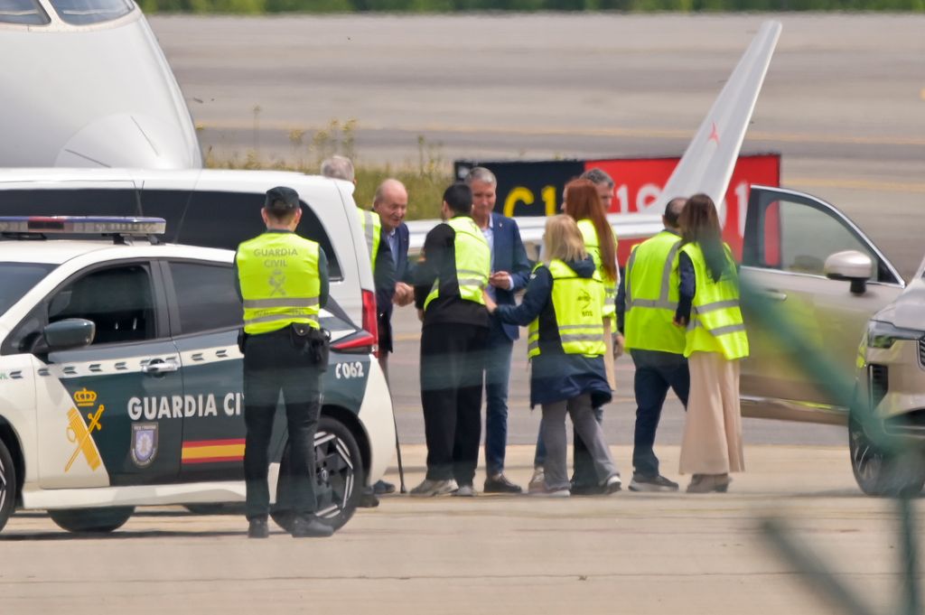 El rey Juan Carlos a su llegada al Aeropuerto de Vigo