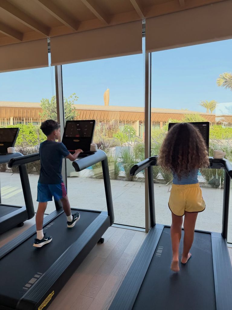 Hasta en el gimnasio, los niños parecían divertidos.
