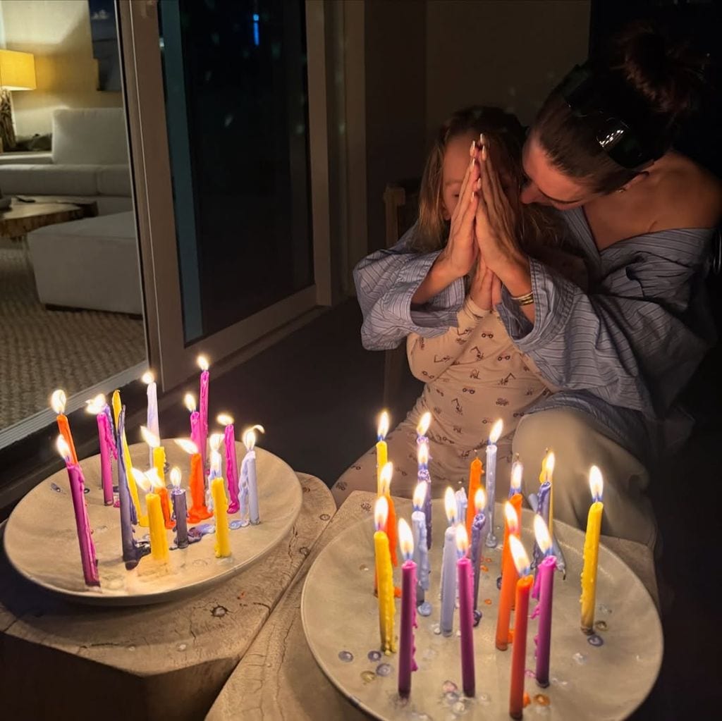 Valentina Ferrer con Río, en el encendido de las velitas, una tradición colombiana.