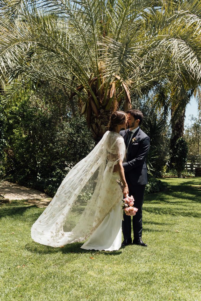 Look de novia de Helena Mareque con capa