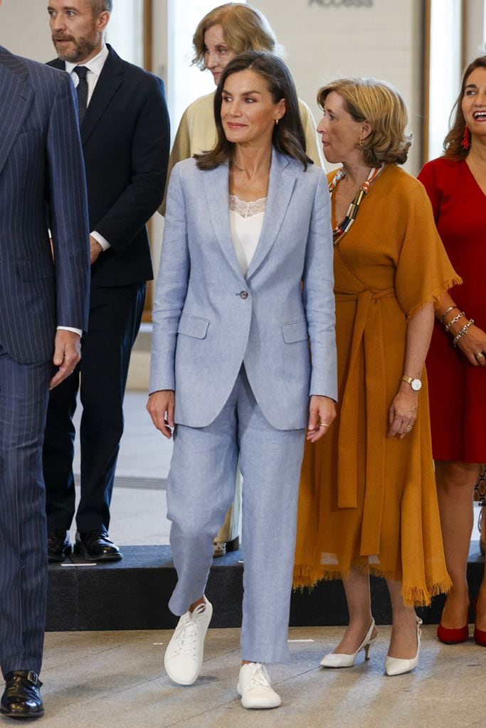 reina letizia traje lino Adolfo Domínguez