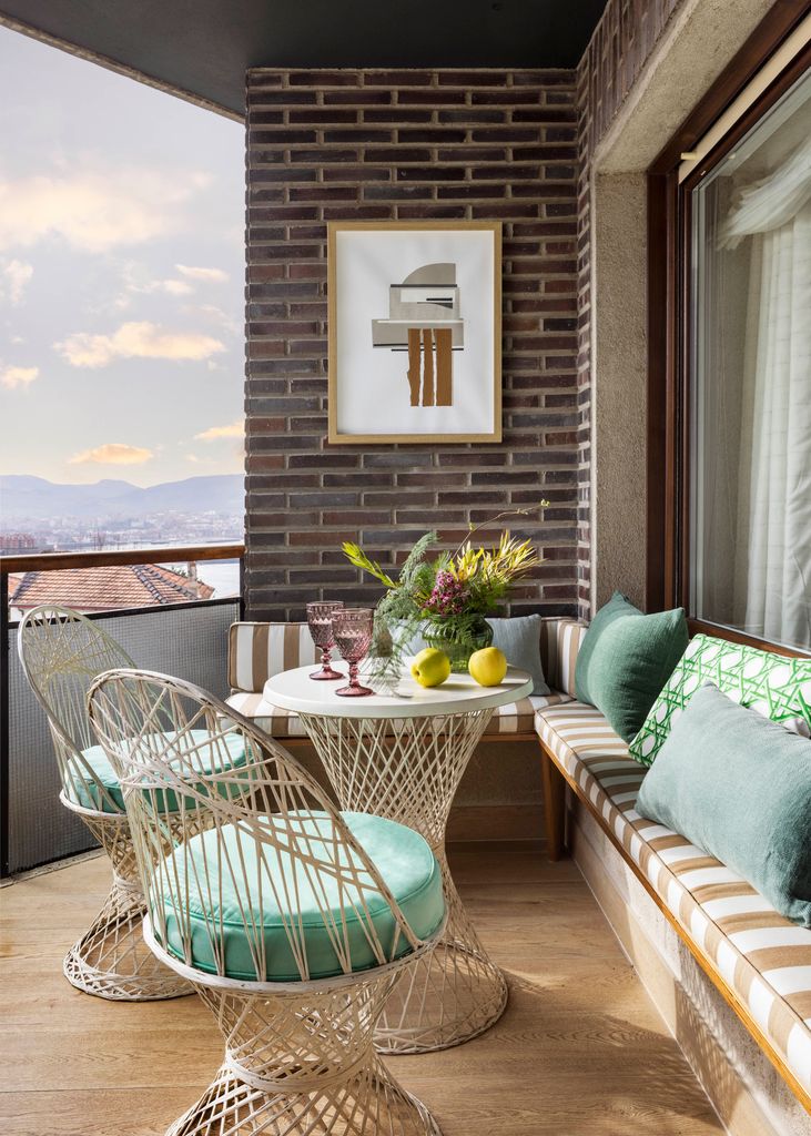 Terraza con ventanas con doble acabado interior y exterior.