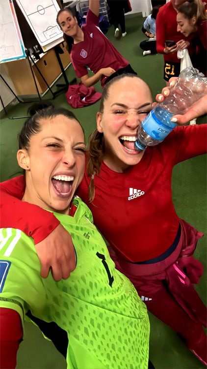 Alegría desbordada en el vestuario de nuestras chicas