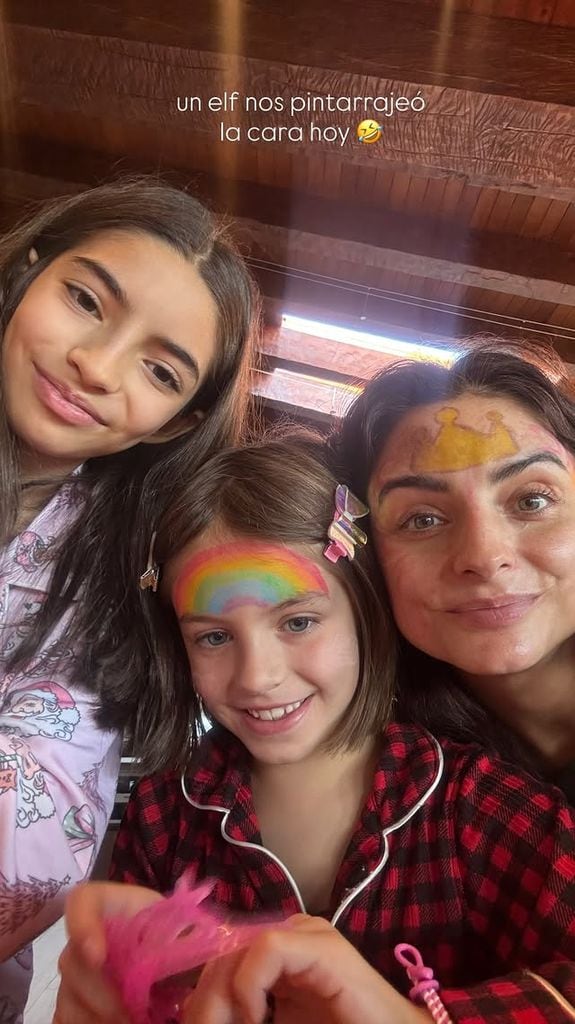 Aislinn Derbez compartió esta linda foto junto a Aitana y Kailani antes de la Navidad.