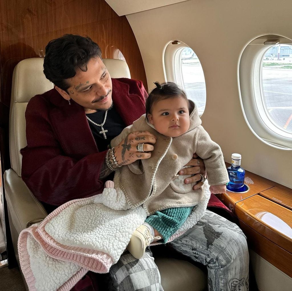 christian nodal con su hija inti