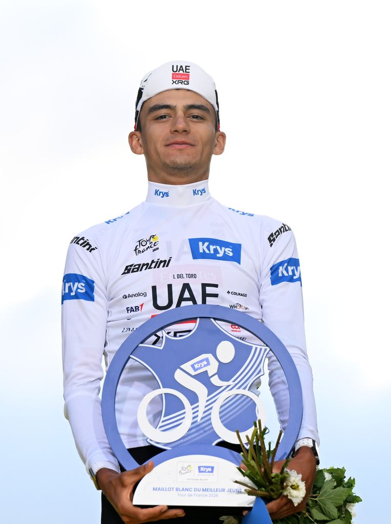 Isaac Del Toro, de México y del equipo UAE Team Emirates - XRG, celebra en el podio su tercer lugar además de llevarse el maillot blanco como el mejor joven de la competencia.