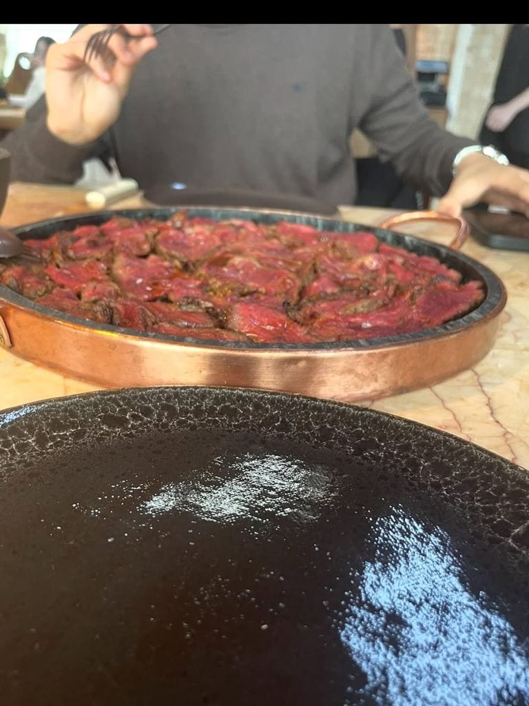La silueta de Román ante uno de los platos que degustaron
