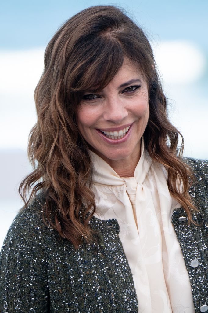 Maribel Verdú en el Festival de Cine de San Sebastián con chaqueta de tweed de lana con lentejuelas y blusa de jacquard de seda liberty con lazos fluidos, de Dior.
