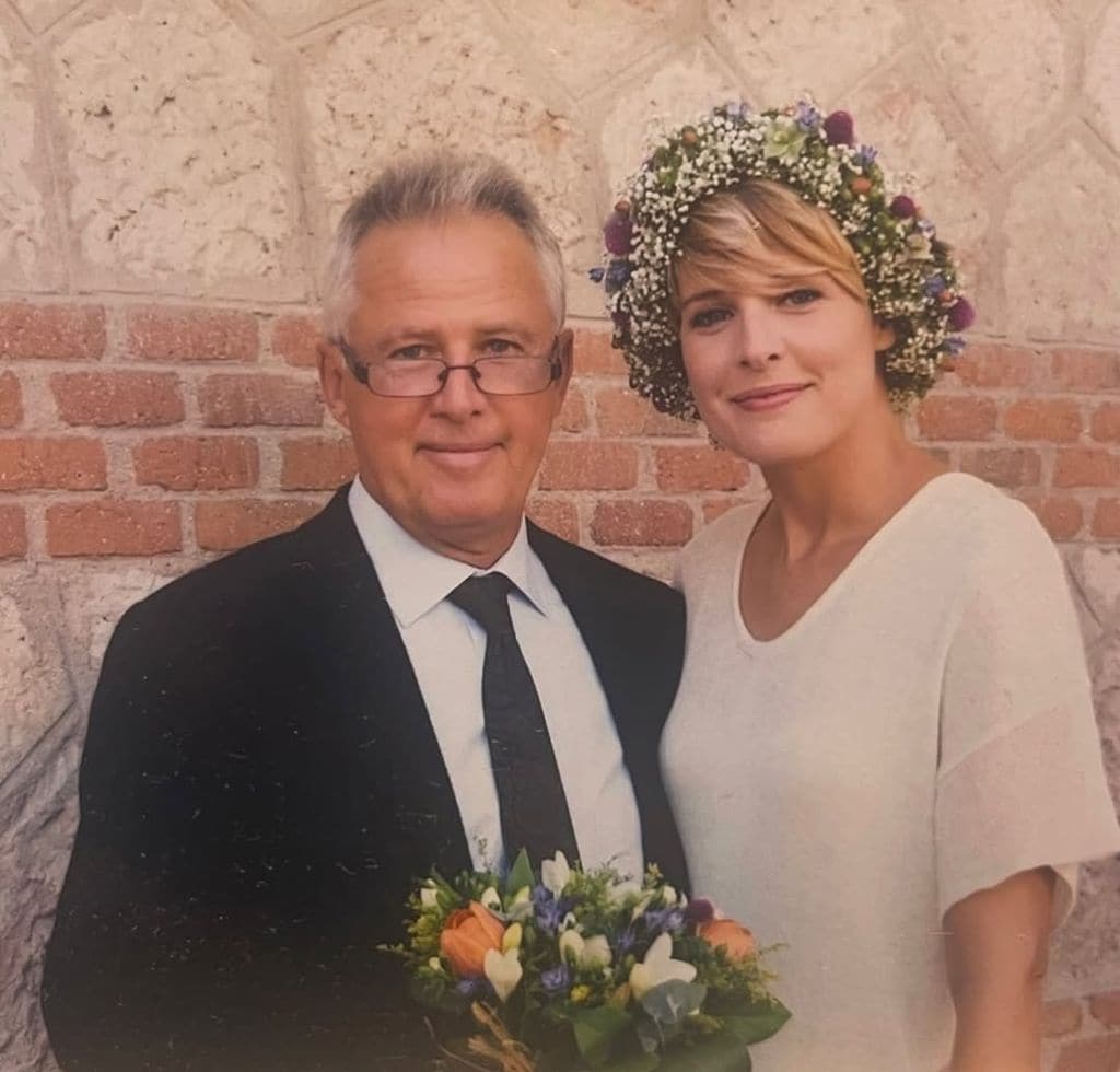 Tania Llasera con su padre el día de su boda civil el 15 de septiembre de 2012 en el Matadero