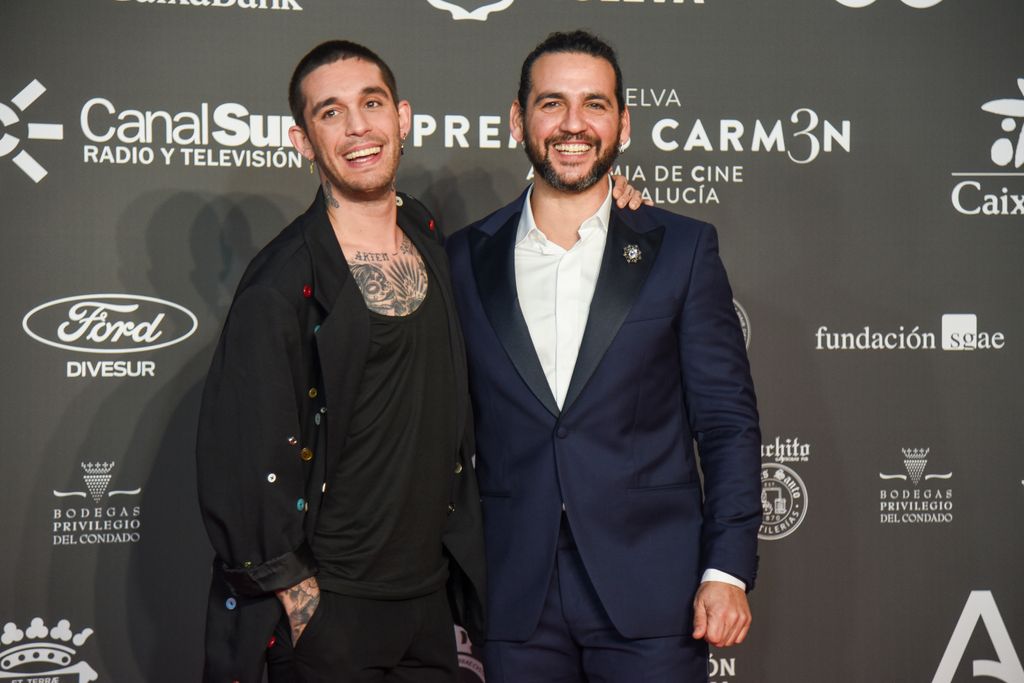 Plano medio de Fran Perea y Victor Elias en los Carmen Awards 2024