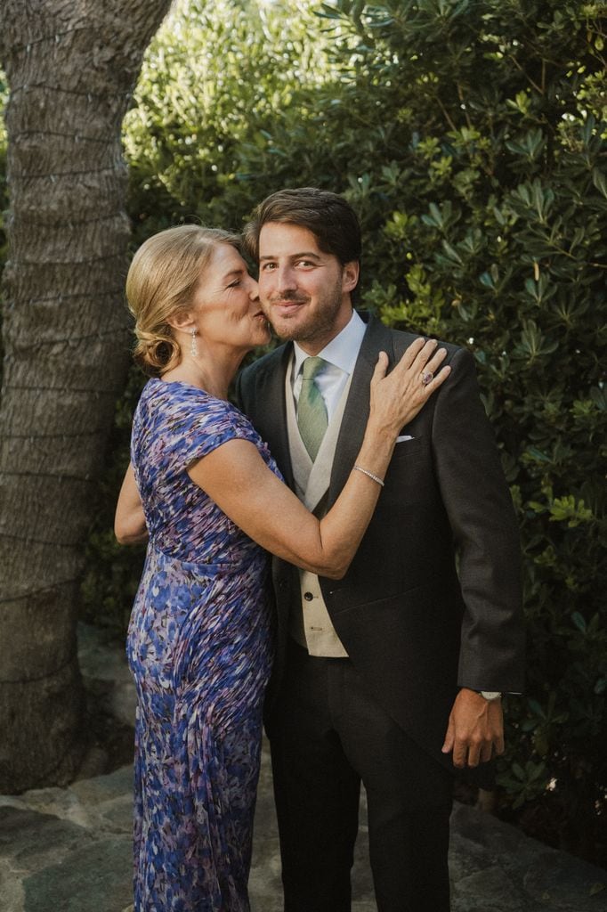 Madrina de boda elegante con vestido estampado