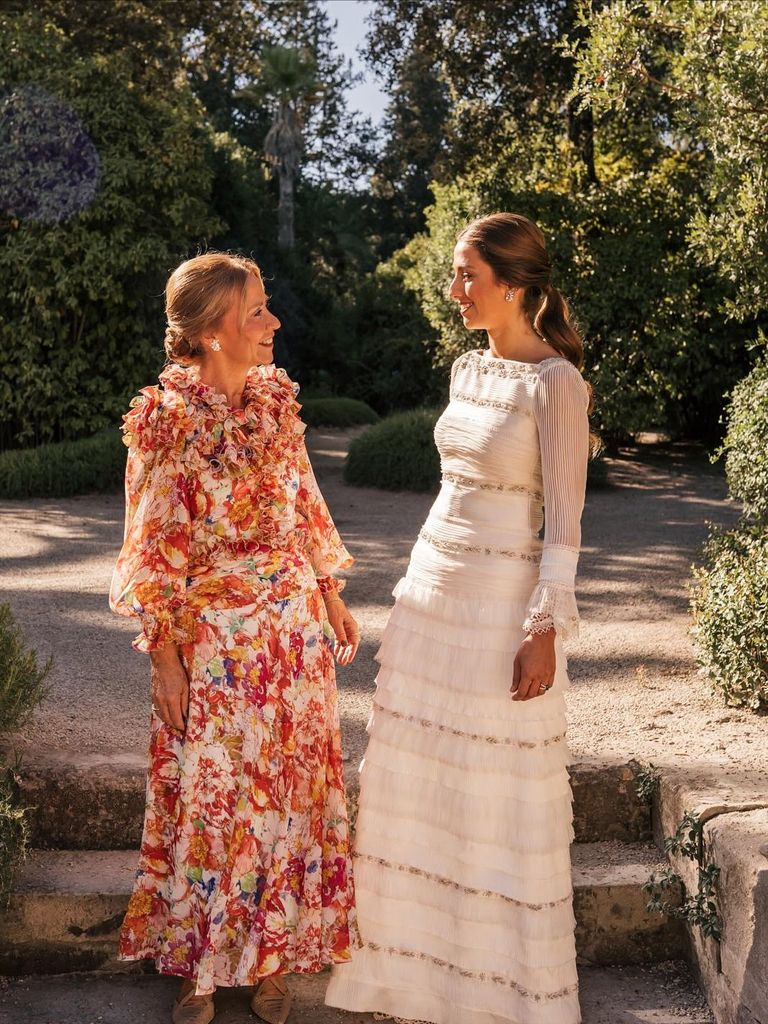 Madres de la novia con vestido estampado con flores