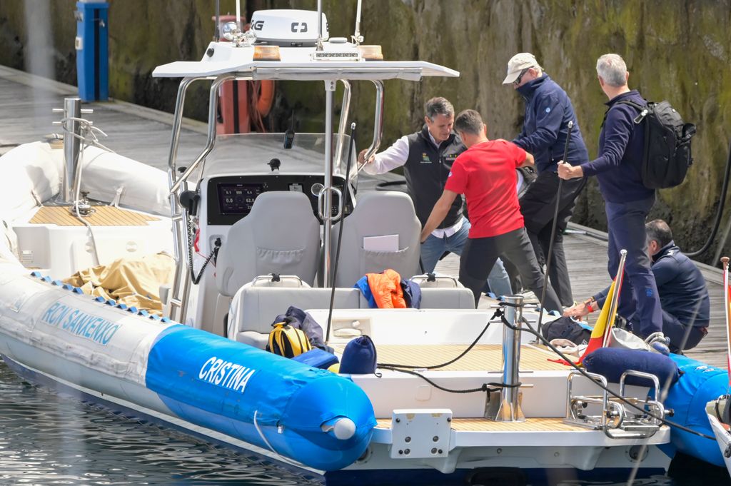 Don Juan Carlos, a punto de embarcar en la embarcación en la que vio el triunfo de su barco 
