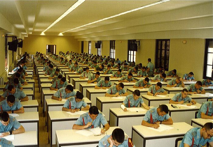Los cadetes en el aula