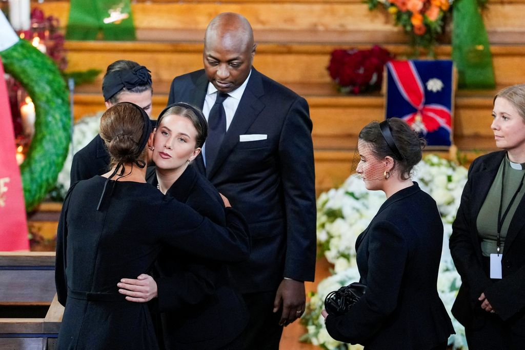 Leah Isadora, hija de la princesa Marta Luisa, saluda con dos besos a la princesa Victoria de Suecia en el funeral de Astrid de Noruega 
