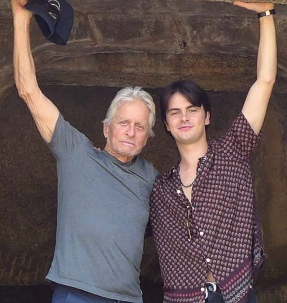 Dylan junto a su padre, el actor Michael Douglas