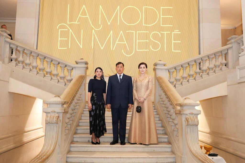 Los Reyes de Tailandia en la exposición 'La Mode en Majesté'