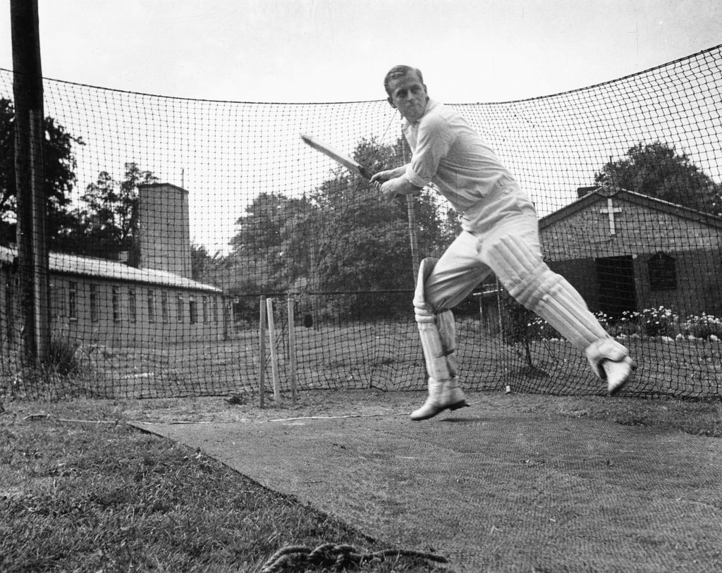 Philip Mountbatten, cuatro meses antes de casarse con la princesa heredera Elizabeth, durante un partido de cricket con compañeros de la Royal Navy. La imagen fue tomada en julio de 1947.