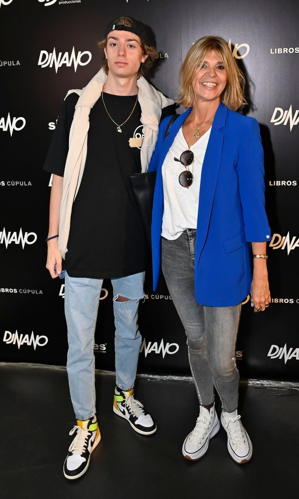 Arantxa de Benito, junto a su hijo, Aitor, en la presentación de la autobiografía de DJ Nano.