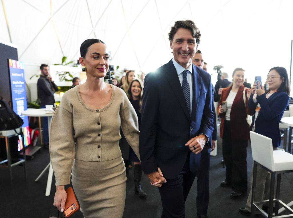 Katy Perry y Justin Trudeau presumen su amor tomados de la mano 