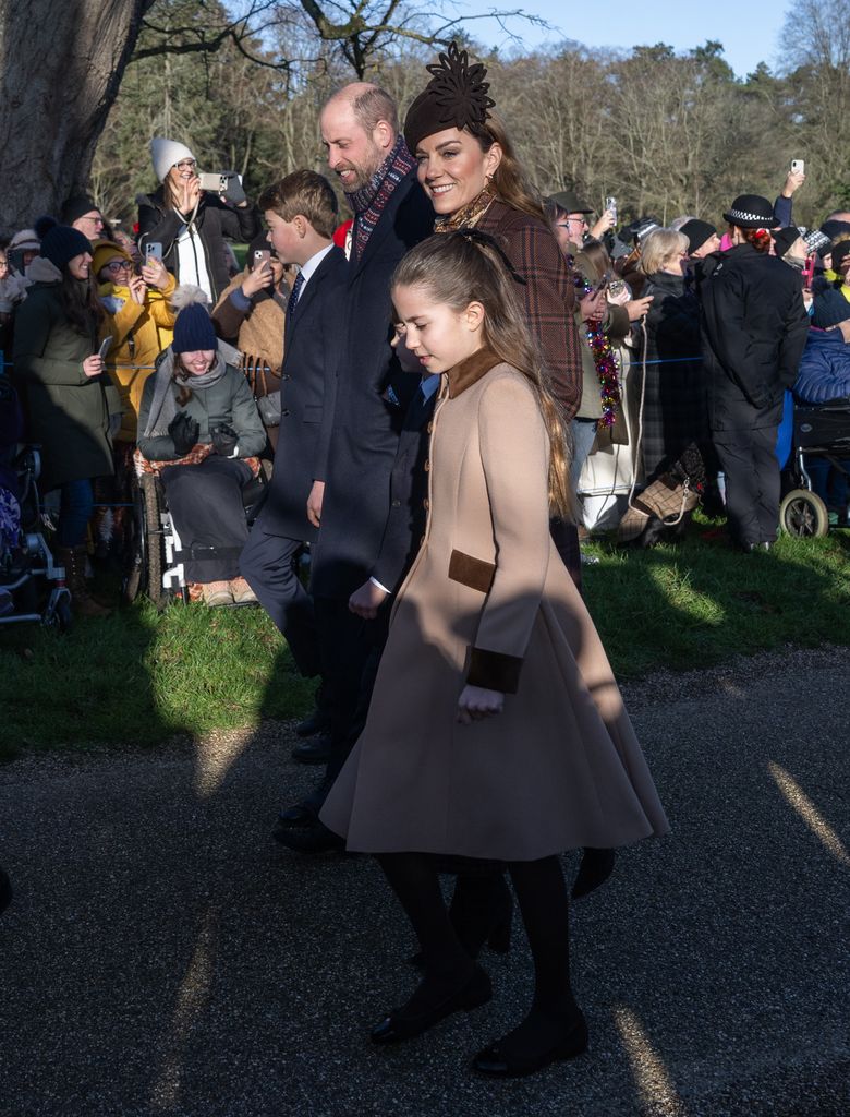 William y Kate, los príncipes de Gales, caminando con sus hijos hacia el servicio religioso de Navidad en la iglesia de Sandringham, en la mañana del 25 de diciembre de 2025.