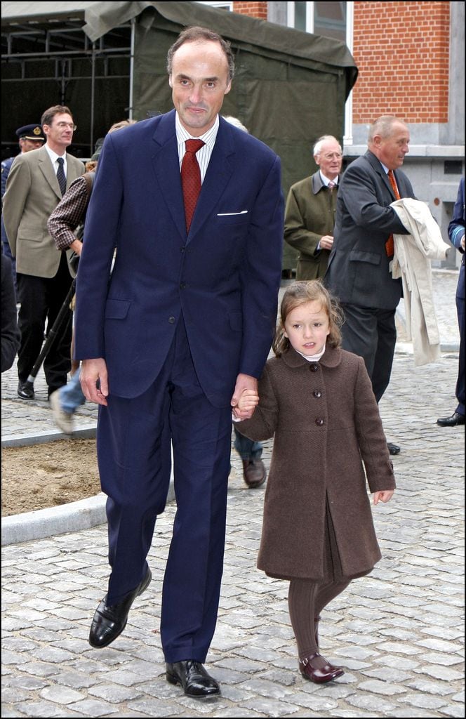 Laetitia con su padre, Laurenz de Bélgica, en la jura de bandera del príncie Amadeo de Bélgica en 2007