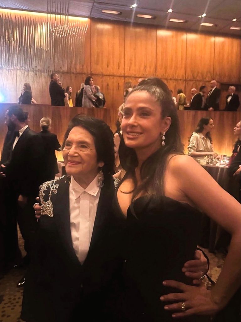 Salma Hayek le dedicó unas palabras a la fallecida activistas Dolores Huerta.