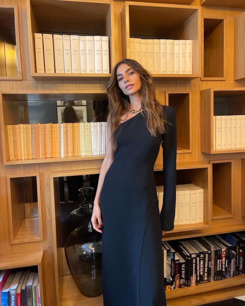 Rocío Crusset siempre lleva joyas doradas y viste de colores neutros: la razón está en este truco