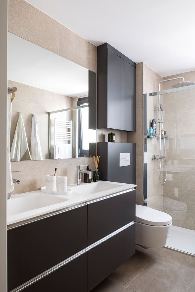 Baño con muebles en negro. 