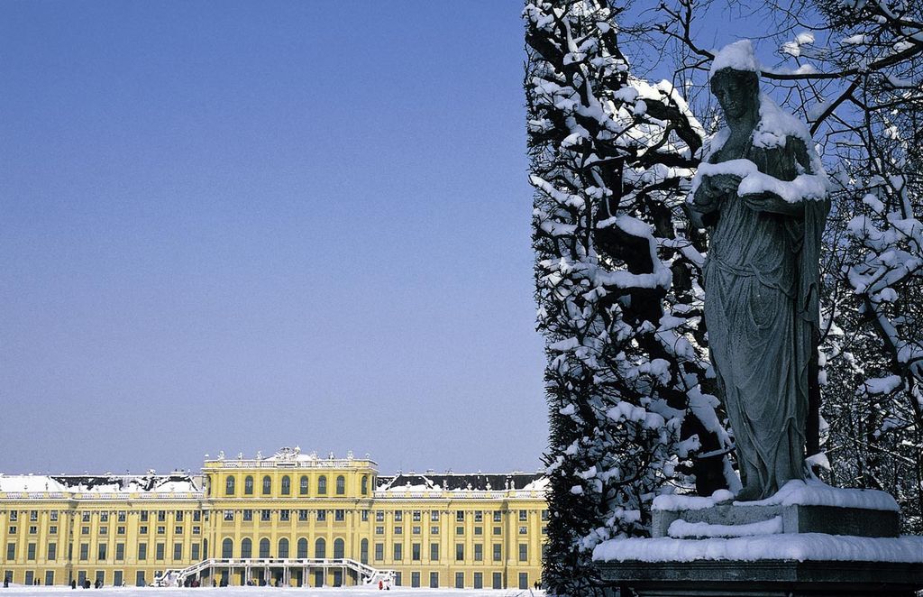 a_Schonbrunn Palace_winte