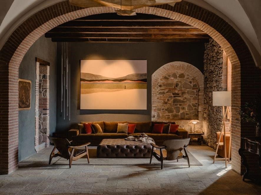 Salón moderno en casa rústica