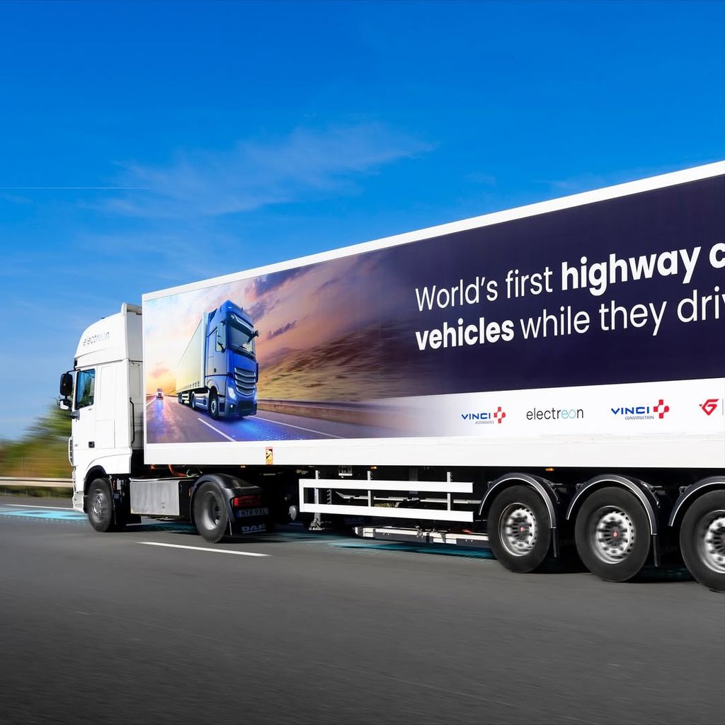 Camión recargándose en marcha 