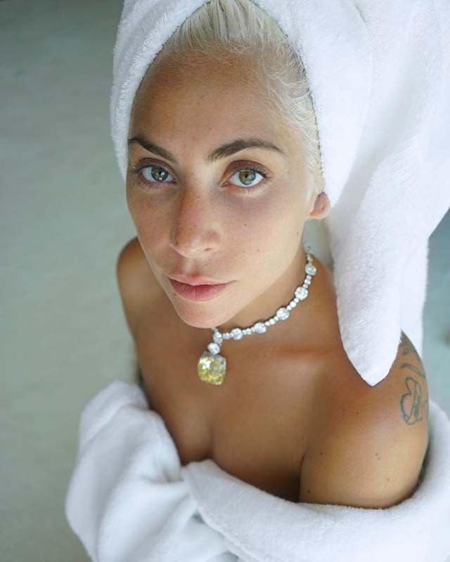 Lady Gaga con vestido blanco
