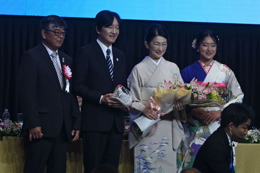 Los príncipes herederos de Japón, Akishino y Kiko, reciben obsequios de la comunidad japonesa en Paraguay