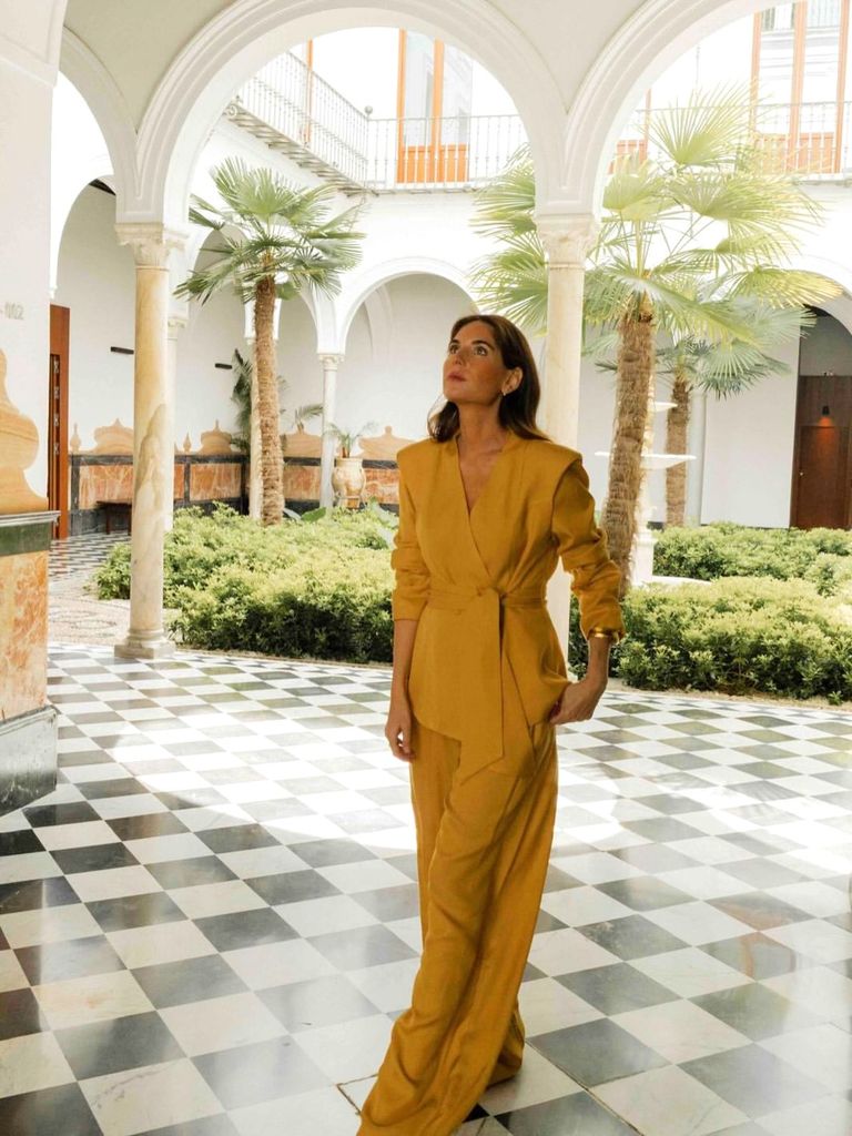 Lourdes Montes con el traje mostaza de su colección con Bimani.