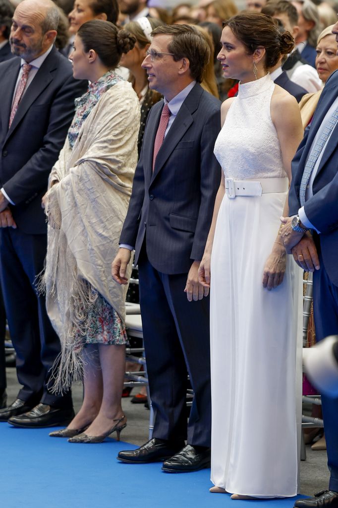 José Luis Martínez-Almeida entre Teresa Urquijo e Isabel Díaz Ayuso