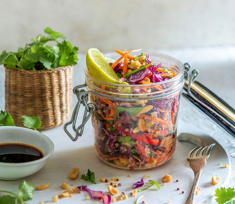 Ensalada de quinoa con col, cebolleta, zanahoria y aliño de soja, limón y frutos secos