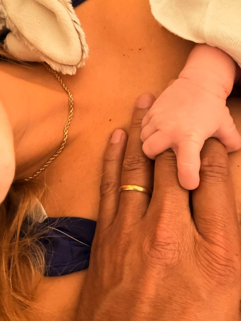 La manita del pequeño con sus padres