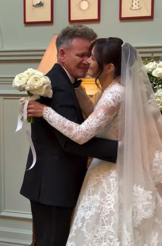 Gordon y Holly se funden en un cariñosos abrazo