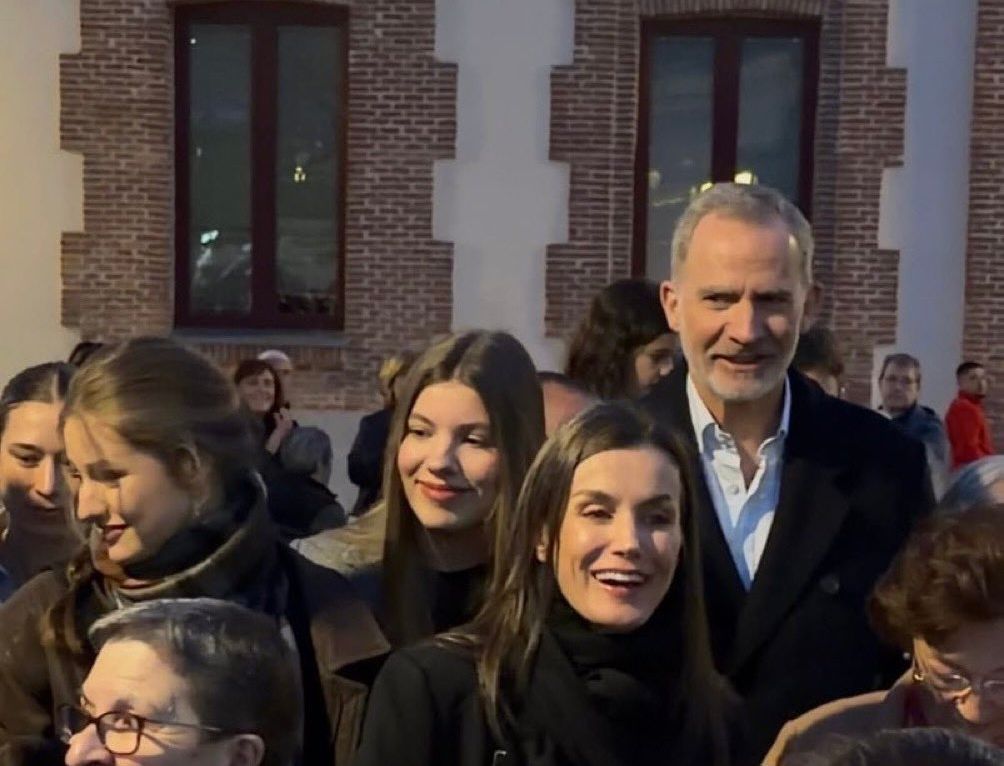 Los Reyes Felipe y Letizia junto a sus hijas, la princesa Leonor y la infanta Sofía, en una procesión en Carabanchel