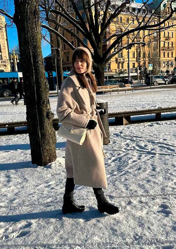 Lily Collins: look con balaclava en Suecia