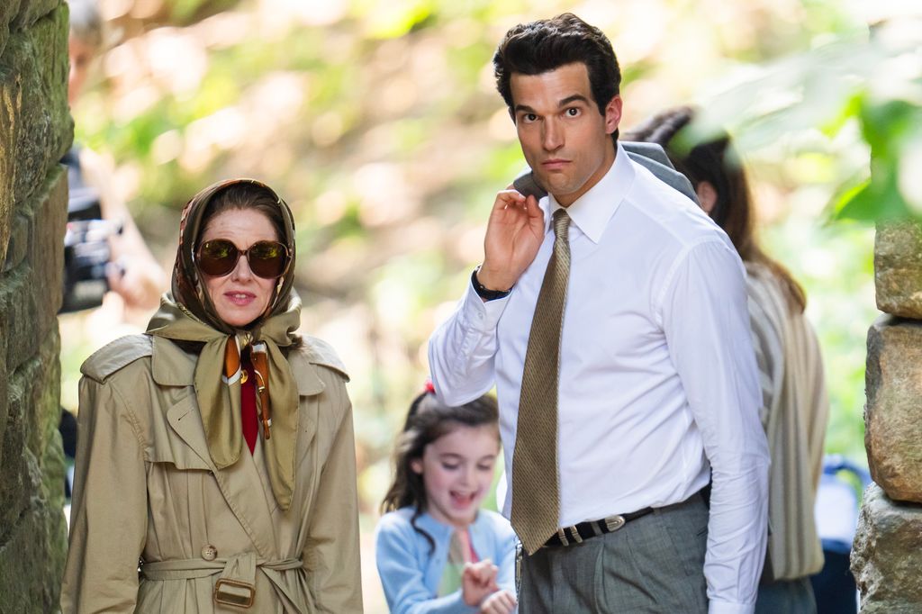 Naomi Watts da vida a Jackie Kennedy Onassis, una figura clave tanto en la vida de su hijo como en la construcción del mito familiar
