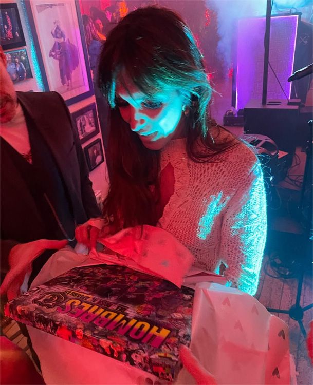 Sara Carbonero abre un regalo