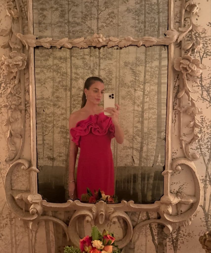 La princesa Cleopatra zu Oettingen-Spielberg deslumbra en rojo con un diseño de BOÜRET durante su escapada británica