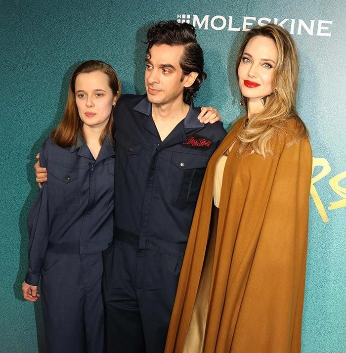 Angelina Jolie y su hija Vivienne con Justine Levine, creador del musical 'The Outsiders' en Broadway