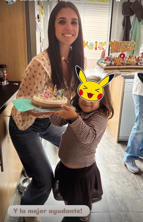 Elena con su hija durante el cumpleaños