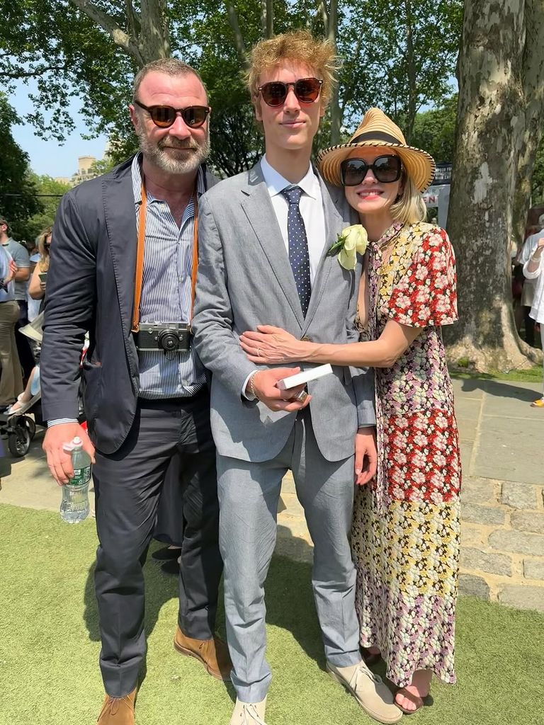 Naomi Watts y Liev Schreiber con su hijo Alexander en su día de graduación.